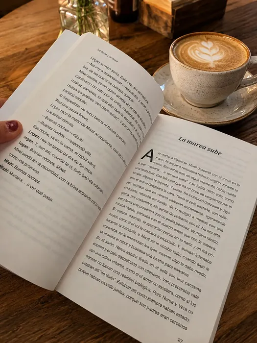 Un amor de verano abierto junto a un café